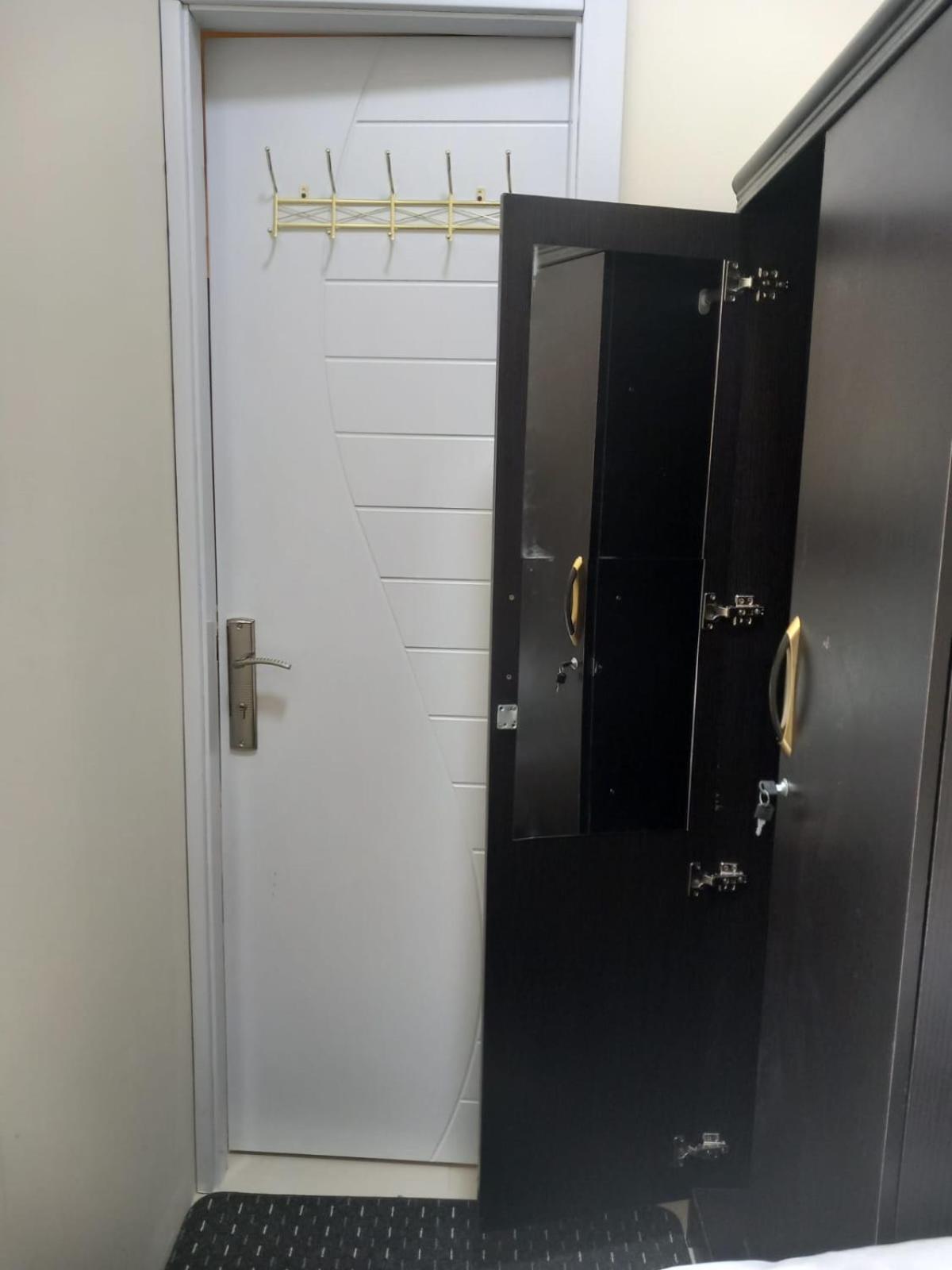 Four Stars Hostel Dubai Exterior photo